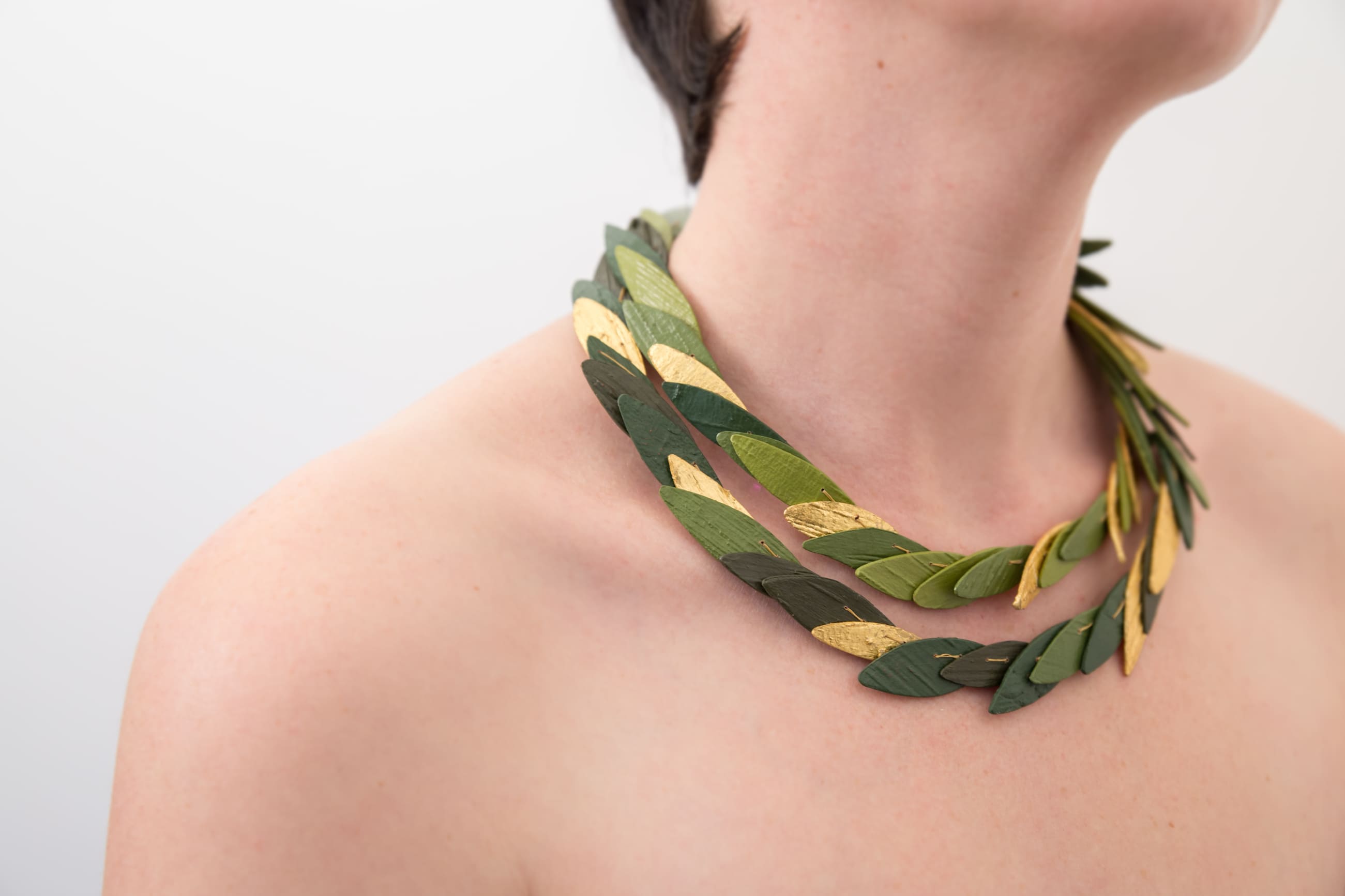 Écorces de bouleau, feuilles d'or, pigments et nylon