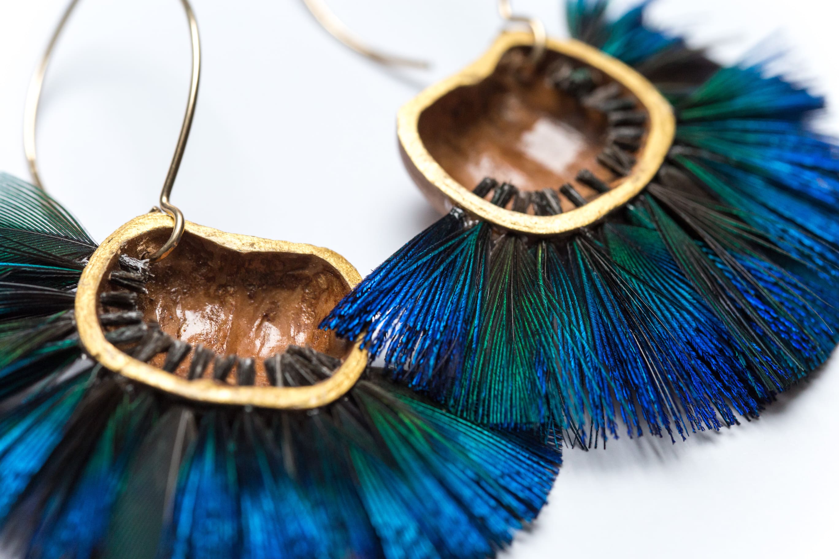 Coquilles de noisettes, plumes de paon et feuilles d'or