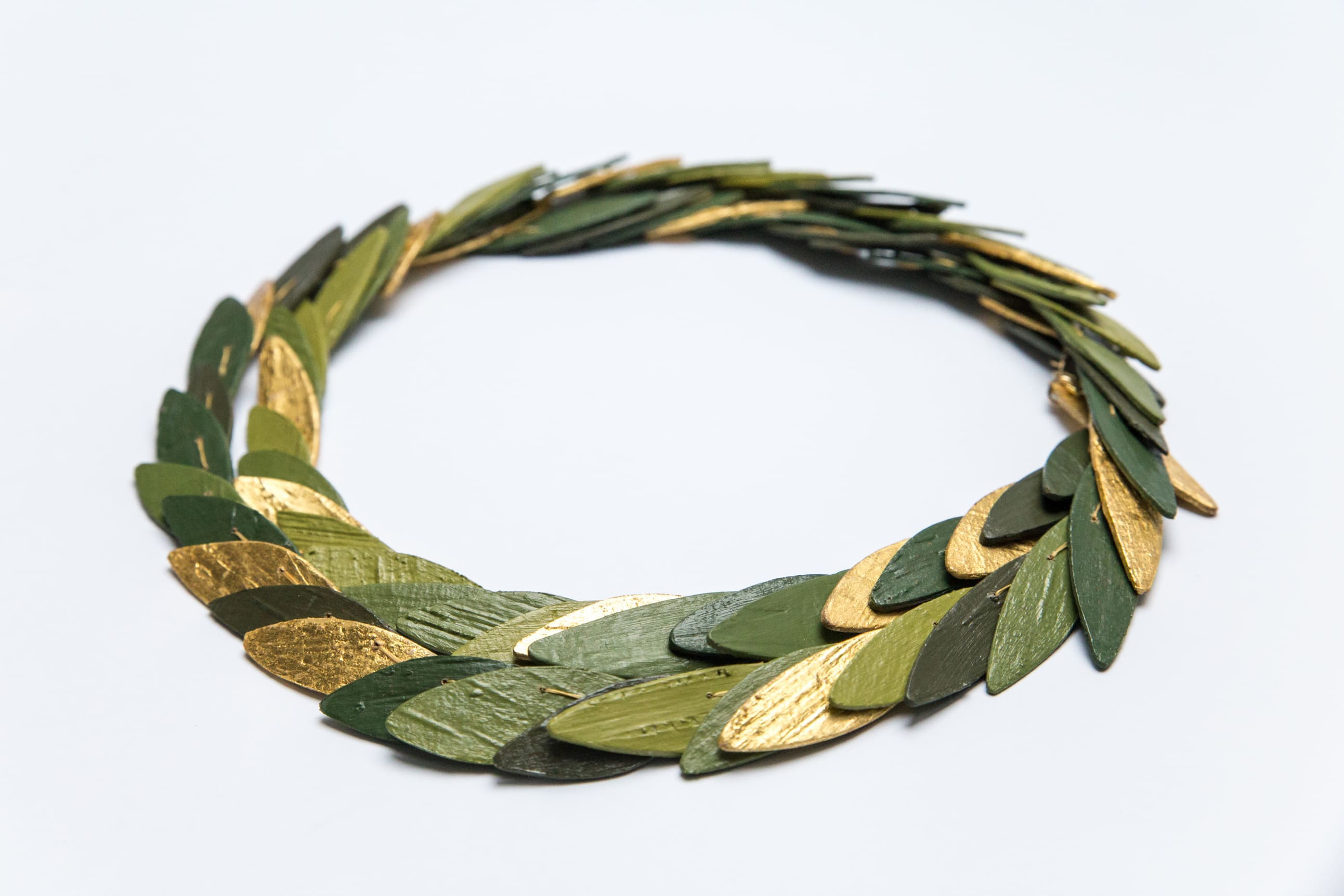 Collier écorces haute définition sur fond blanc, Marine Cauvin