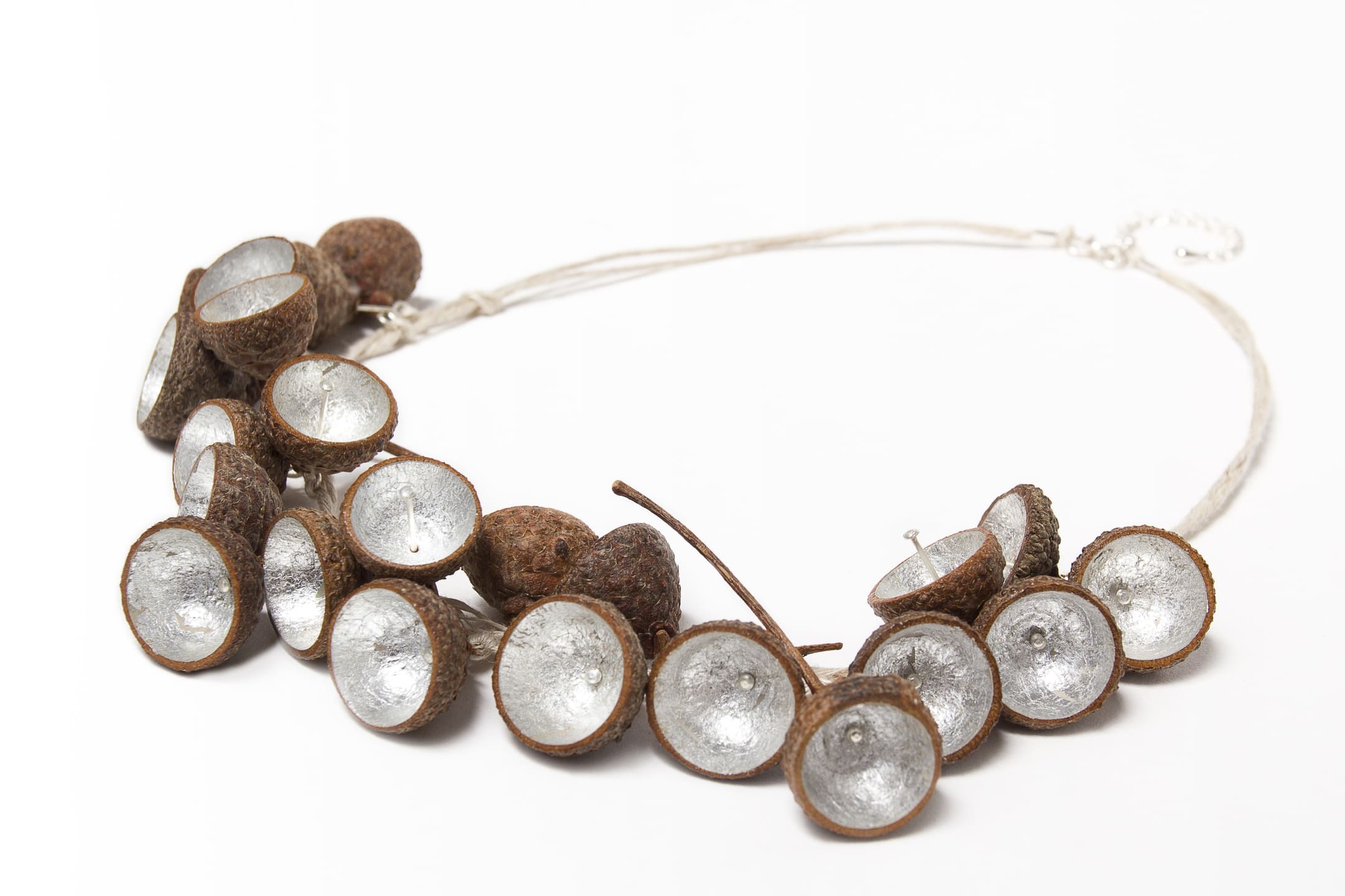 Cupules, feuilles d'argent et lin